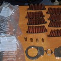 Munizioni e manette in una busta sotto un cumulo di sassi