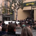 La protesta coinvolge lo sportello "Credem" di Corso Cavour