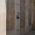 Scritte, insulti, svastiche, sporcizia: violato il Monumento ai Caduti