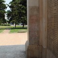 Scritte, insulti, svastiche, sporcizia: violato il Monumento ai Caduti