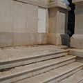 Scritte, insulti, svastiche, sporcizia: violato il Monumento ai Caduti