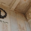 Scritte, insulti, svastiche, sporcizia: violato il Monumento ai Caduti