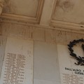 Scritte, insulti, svastiche, sporcizia: violato il Monumento ai Caduti
