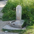 Castel del Monte: fontana ed erba preda d'incuria