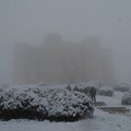 Neve e turisti: lo spettacolo magico di Castel del Monte