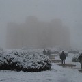 Neve e turisti: lo spettacolo magico di Castel del Monte