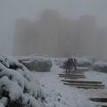 Neve e turisti: lo spettacolo magico di Castel del Monte