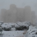 Neve e turisti: lo spettacolo magico di Castel del Monte