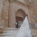 Neve e turisti: lo spettacolo magico di Castel del Monte