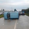 Auto si ribalta sulla Trani-Andria, traffico rallentato