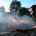 Bruciano un'autovettura in campagna: divampa un incendio