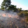 Bruciano un'autovettura in campagna: divampa un incendio