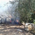 Bruciano un'autovettura in campagna: divampa un incendio