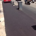 Via Bari e l'asfalto nuovo: auto protette dai commercianti