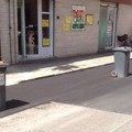 Via Bari e l'asfalto nuovo: auto protette dai commercianti