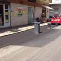 Via Bari e l'asfalto nuovo: auto protette dai commercianti