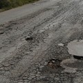 Via Vecchia Barletta: buche e rattoppi, le proteste