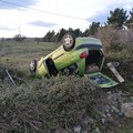 Rubano pecore e si ribaltano con l'auto