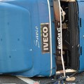 Camion con angurie si ribalta sull'A14 tra Andria e Trani