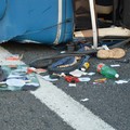 Camion con angurie si ribalta sull'A14 tra Andria e Trani