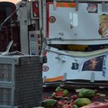 Camion con angurie si ribalta sull'A14 tra Andria e Trani