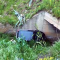 Auto in una scarpata: due fratelli feriti in codice rosso