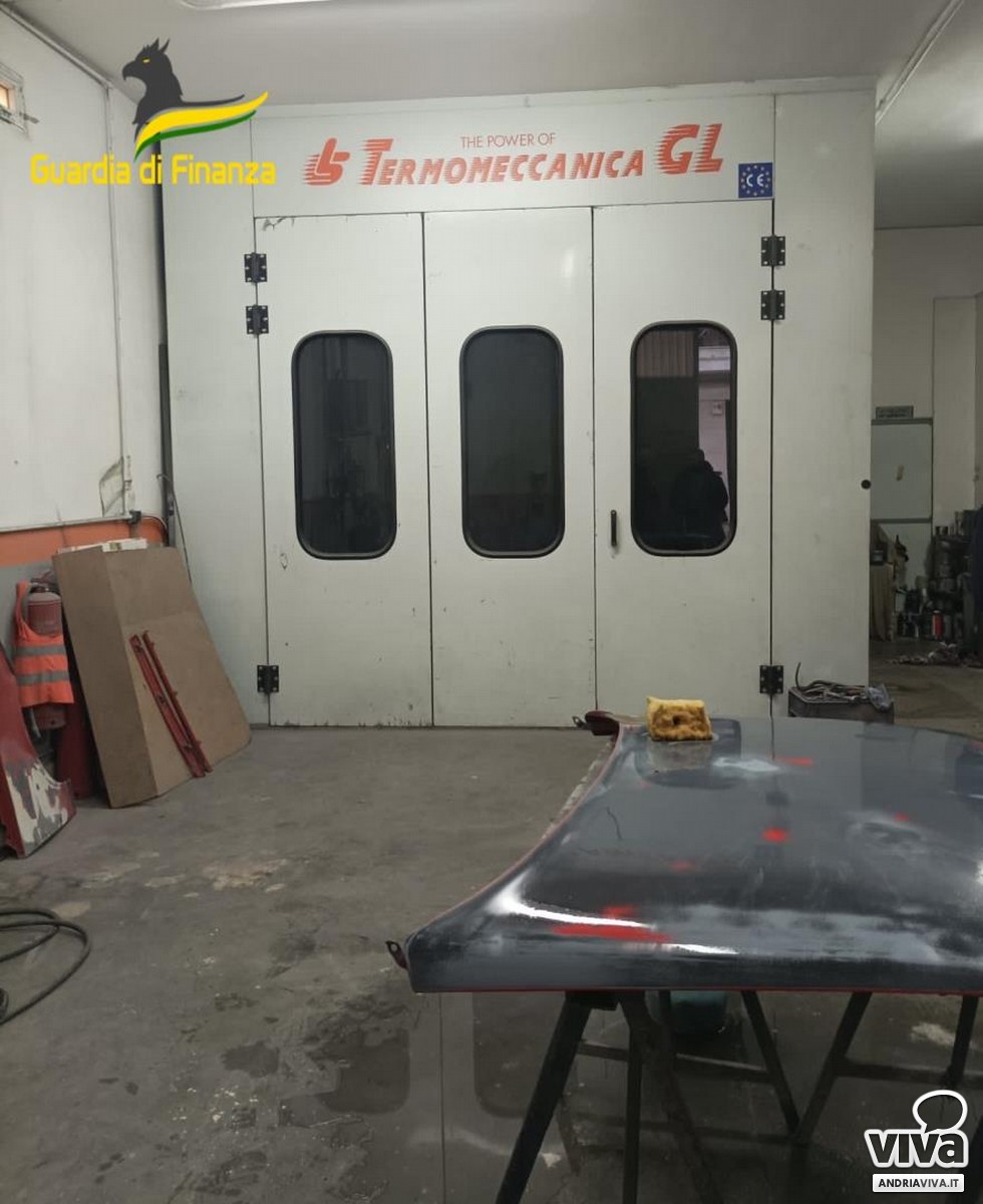 Carrozzeria abusiva in un garage ad Andria, scattano i sigilli