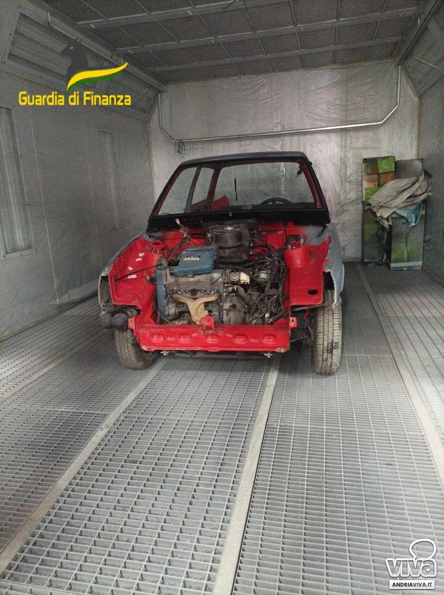 Carrozzeria abusiva in un garage ad Andria, scattano i sigilli