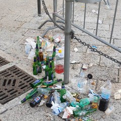 sporcizia e degrado, piazza Duomo ripiomba nella sua anormalità
