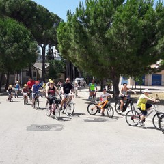 biciclettata attraversa il quartiere della SS. Trinità