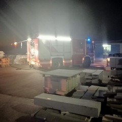 Due grossi incendi nella notte a Trani: odore acre di bruciato arriva alla periferia di Andria