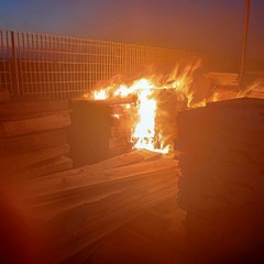 Due grossi incendi nella notte a Trani: odore acre di bruciato arriva alla periferia di Andria