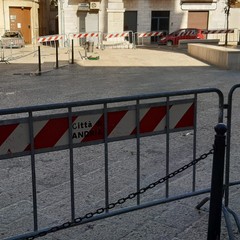 sporcizia e degrado, piazza Duomo ripiomba nella sua anormalità