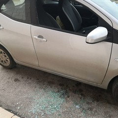 autovettura depredata da ignoti malviventi