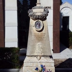 I tumuli lungo il viale centrale del Cimitero di Andria