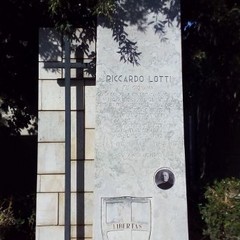 I tumuli lungo il viale centrale del Cimitero di Andria