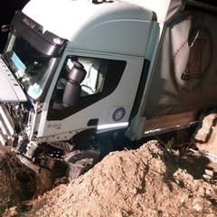 Tir fuoristrada illeso il conducente