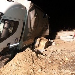 Tir fuoristrada illeso il conducente