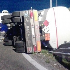 Si ribalta rimorchio di camion di cisterna su A/14