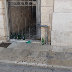 sporcizia e degrado, piazza Duomo ripiomba nella sua anormalità