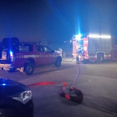 Due grossi incendi nella notte a Trani: odore acre di bruciato arriva alla periferia di Andria