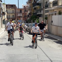 biciclettata attraversa il quartiere della SS. Trinità