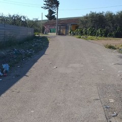 Il borgo Troianelli invaso da rifiuti