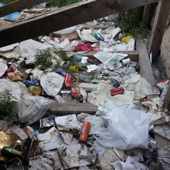 Via San Vito, cumulo di rifiuti ai piedi dei luoghi sacri