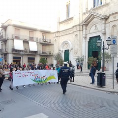 Ieri sera in Via Regina Margherita dalla Chiesa Immacolata si è mossa per le vie della città, la marcia organizzata dalla Regione Puglia, dall'Ufficio Regionale Scolastico , dalla Direzione Didattica Statale I Circolo Oberdan di Andria, da tutte le scuole pugliesi intitolate a Don Tonino Bello e dalla Diocesi di Andria. Hanno preso parte alla marcia il dirigente scolastico dell'Oberdan professoressa Nicoletta Ruggiero, il Sindaco fi Andria Nicola Giorgino, l'assessore Gianluca Bruno, il vicario generale del Vescovo di Andria fon Gianni Massaro, l’ Associazione “Misericordia, le scu