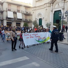 Ieri sera in Via Regina Margherita dalla Chiesa Immacolata si è mossa per le vie della città, la marcia organizzata dalla Regione Puglia, dall'Ufficio Regionale Scolastico , dalla Direzione Didattica Statale I Circolo Oberdan di Andria, da tutte le scuole pugliesi intitolate a Don Tonino Bello e dalla Diocesi di Andria. Hanno preso parte alla marcia il dirigente scolastico dell'Oberdan professoressa Nicoletta Ruggiero, il Sindaco fi Andria Nicola Giorgino, l'assessore Gianluca Bruno, il vicario generale del Vescovo di Andria fon Gianni Massaro, l’ Associazione “Misericordia, le scu