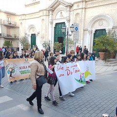 Ieri sera in Via Regina Margherita dalla Chiesa Immacolata si è mossa per le vie della città, la marcia organizzata dalla Regione Puglia, dall'Ufficio Regionale Scolastico , dalla Direzione Didattica Statale I Circolo Oberdan di Andria, da tutte le scuole pugliesi intitolate a Don Tonino Bello e dalla Diocesi di Andria. Hanno preso parte alla marcia il dirigente scolastico dell'Oberdan professoressa Nicoletta Ruggiero, il Sindaco fi Andria Nicola Giorgino, l'assessore Gianluca Bruno, il vicario generale del Vescovo di Andria fon Gianni Massaro, l’ Associazione “Misericordia, le scu