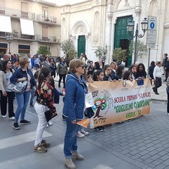 Ieri sera in Via Regina Margherita dalla Chiesa Immacolata si è mossa per le vie della città, la marcia organizzata dalla Regione Puglia, dall'Ufficio Regionale Scolastico , dalla Direzione Didattica Statale I Circolo Oberdan di Andria, da tutte le scuole pugliesi intitolate a Don Tonino Bello e dalla Diocesi di Andria. Hanno preso parte alla marcia il dirigente scolastico dell'Oberdan professoressa Nicoletta Ruggiero, il Sindaco fi Andria Nicola Giorgino, l'assessore Gianluca Bruno, il vicario generale del Vescovo di Andria fon Gianni Massaro, l’ Associazione “Misericordia, le scu