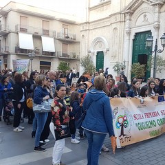 Ieri sera in Via Regina Margherita dalla Chiesa Immacolata si è mossa per le vie della città, la marcia organizzata dalla Regione Puglia, dall'Ufficio Regionale Scolastico , dalla Direzione Didattica Statale I Circolo Oberdan di Andria, da tutte le scuole pugliesi intitolate a Don Tonino Bello e dalla Diocesi di Andria. Hanno preso parte alla marcia il dirigente scolastico dell'Oberdan professoressa Nicoletta Ruggiero, il Sindaco fi Andria Nicola Giorgino, l'assessore Gianluca Bruno, il vicario generale del Vescovo di Andria fon Gianni Massaro, l’ Associazione “Misericordia, le scu