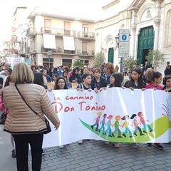 Ieri sera in Via Regina Margherita dalla Chiesa Immacolata si è mossa per le vie della città, la marcia organizzata dalla Regione Puglia, dall'Ufficio Regionale Scolastico , dalla Direzione Didattica Statale I Circolo Oberdan di Andria, da tutte le scuole pugliesi intitolate a Don Tonino Bello e dalla Diocesi di Andria. Hanno preso parte alla marcia il dirigente scolastico dell'Oberdan professoressa Nicoletta Ruggiero, il Sindaco fi Andria Nicola Giorgino, l'assessore Gianluca Bruno, il vicario generale del Vescovo di Andria fon Gianni Massaro, l’ Associazione “Misericordia, le scu